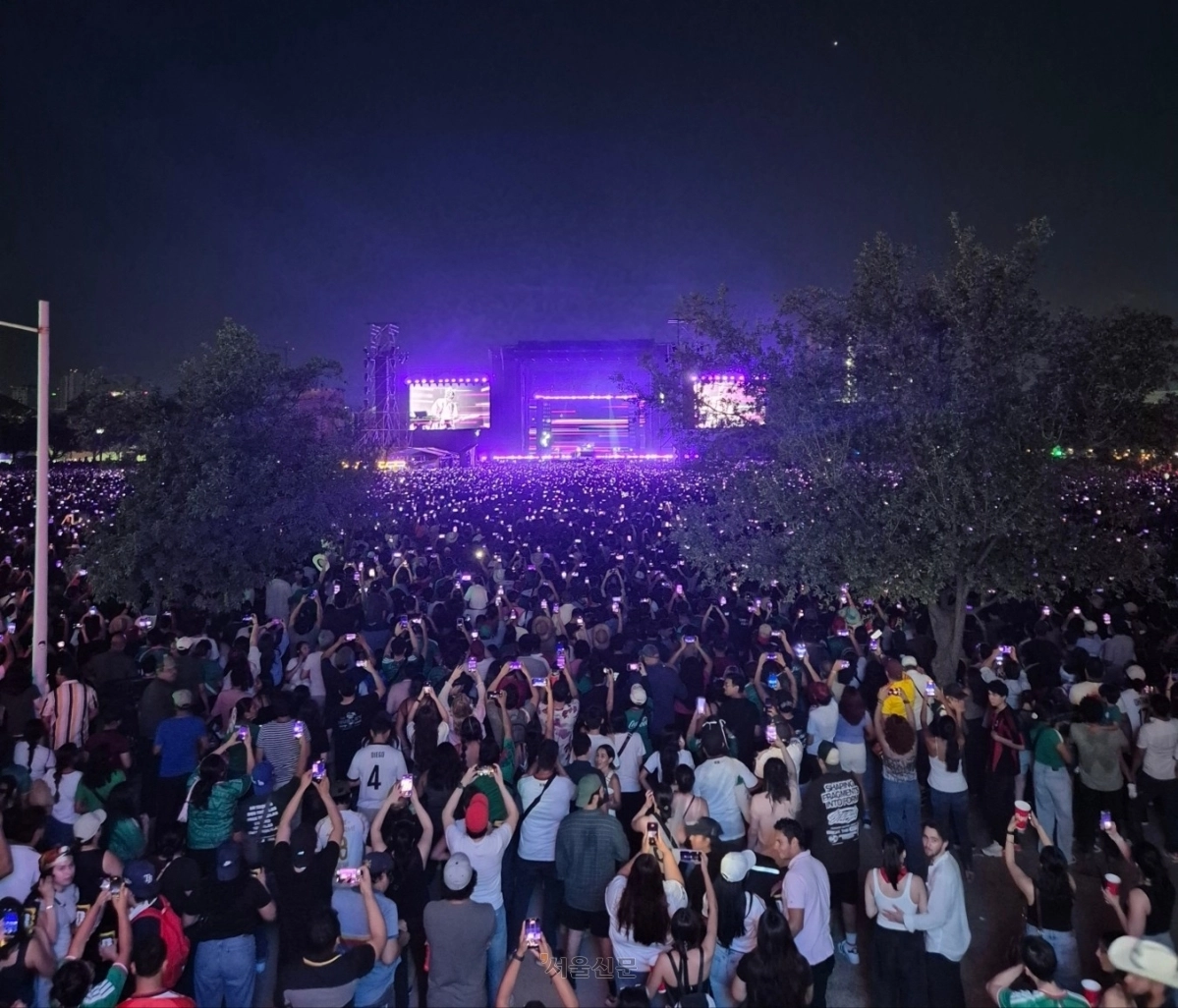 인기 록밴드 ‘이매진 드래곤스’의 무료 공연이 열린 21일(현지시간) 멕시코 누에보레온주 몬테레이의 푼디도라 공원에 12만명의 인파가 모여 공연을 즐기고 있다.