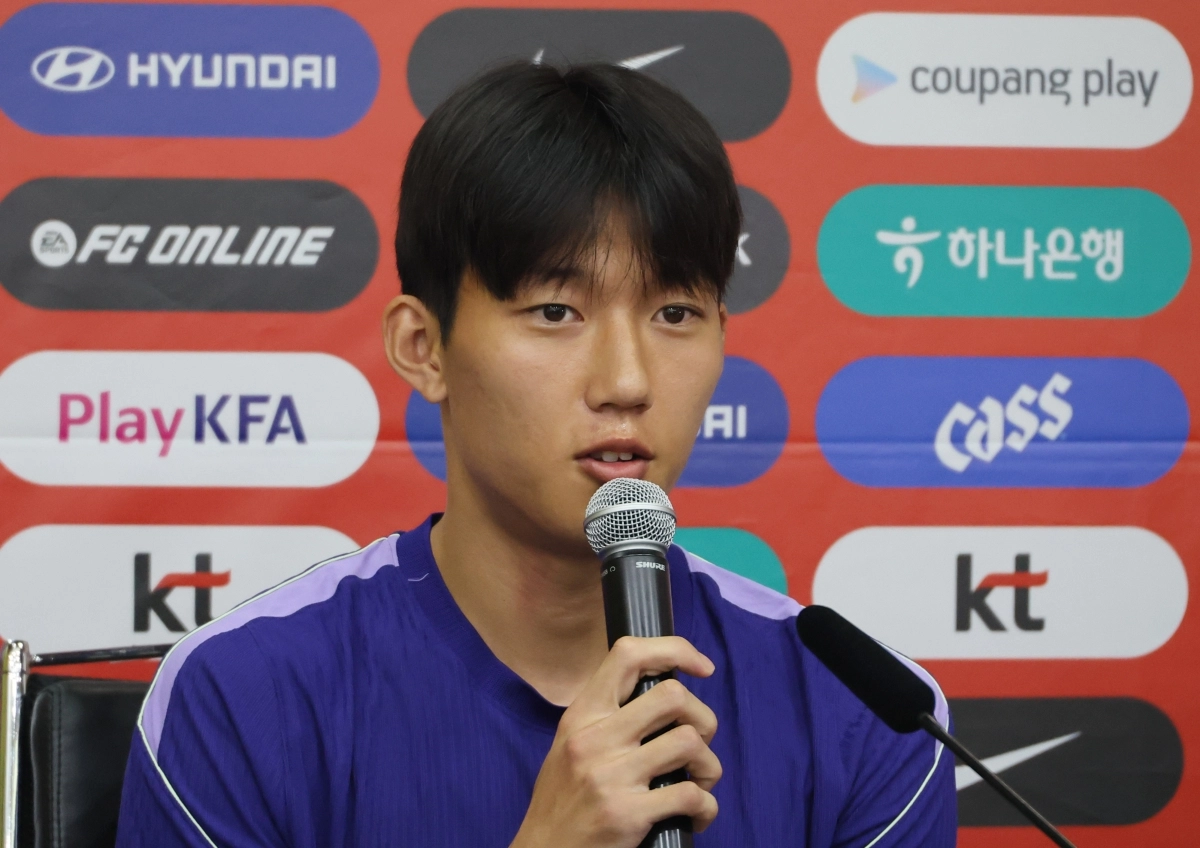 한국 축구대표팀 수비수 이한범이 23일(한국시간) 멕시코 누에보레온주 산니콜라스의 에스타디오 우니베르시타리오에서 열린 기자회견에서 발언하고 있다. 대표팀은 25일 2026 국제축구연맹(FIFA) 북중미월드컵 조별리그 A조 3차전에서 남아프리카공화국과 맞붙는다.  산니콜라스 연합뉴스