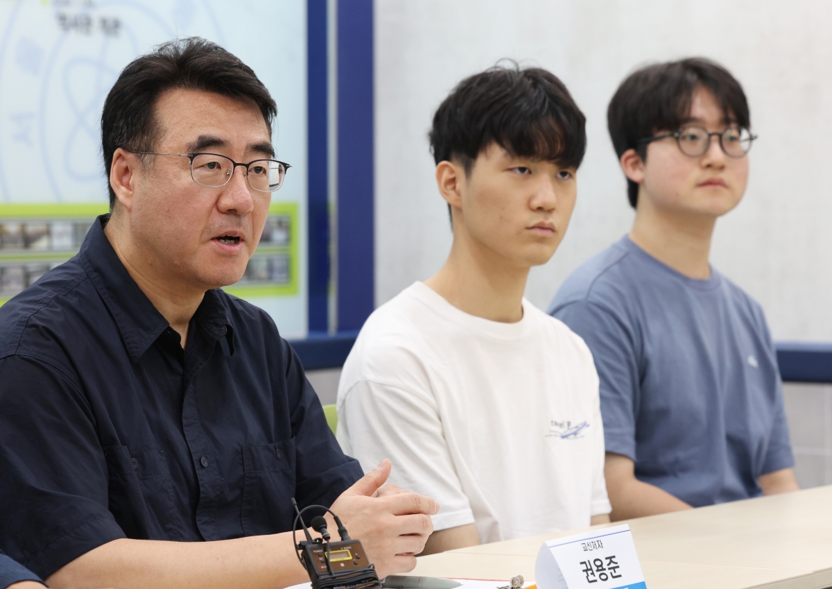 23일 서울과학고 졸업생인 배이진(가운데)·장근영(오른쪽)군과 물리교사 권용준씨가 취재진과 인터뷰를 하고 있다. 이들이 고3 때 집필한 블랙홀 관련 논문이 SCI 국제학술지인 ‘인터내셔널 저널 오브 모던 피직스 D’에 최근 게재됐다. 권씨는 교신저자로 참여했다. 연합뉴스