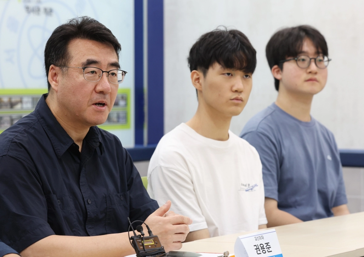 23일 서울과학고 졸업생인 배이진(가운데)·장근영(오른쪽)군과 물리교사 권용준씨가 취재진과 인터뷰를 하고 있다. 이들이 고3 때 집필한 블랙홀 관련 논문이 SCI 국제학술지인 ‘인터내셔널 저널 오브 모던 피직스 D’에 최근 게재됐다. 권씨는 교신저자로 참여했다. 연합뉴스
