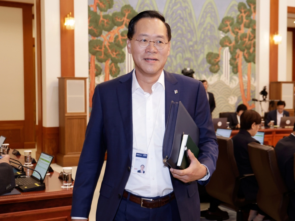 한찬식 민정수석이 23일 청와대에서 열린 국무회의 겸 비상경제점검회의에 입장하고 있다. 뉴스1