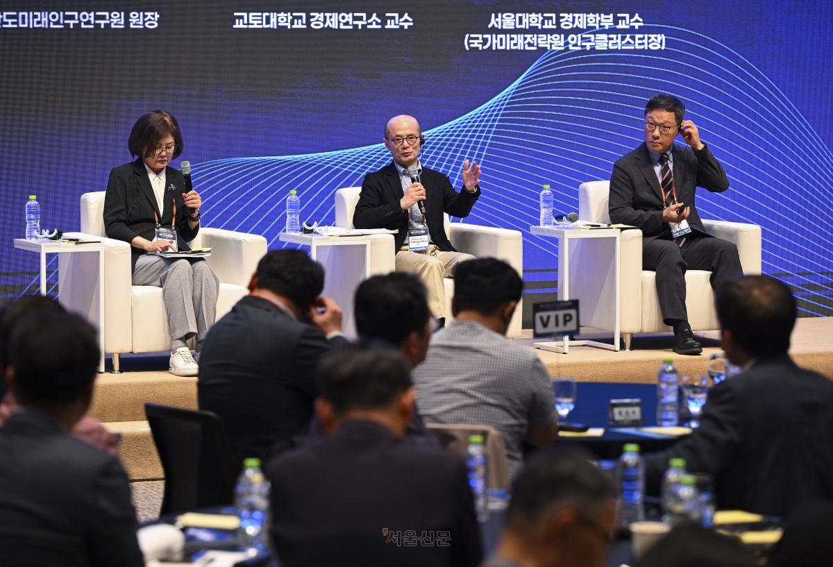 ‘인구대전환, 대한민국의 내일을 묻다’라는 주제로 23일 서울 중구 한국프레스센터에서 열린 ‘2026 서울신문 인구포럼’에서 이인실 한반도미래인구연구원장이 좌장을 맡아 기조강연자와 패널토론을 진행하고 있다. 왼쪽부터 이 원장, 모리 도모야 교토대 경제연구소 교수, 이철희 서울대 경제학부 교수. 이지훈 기자