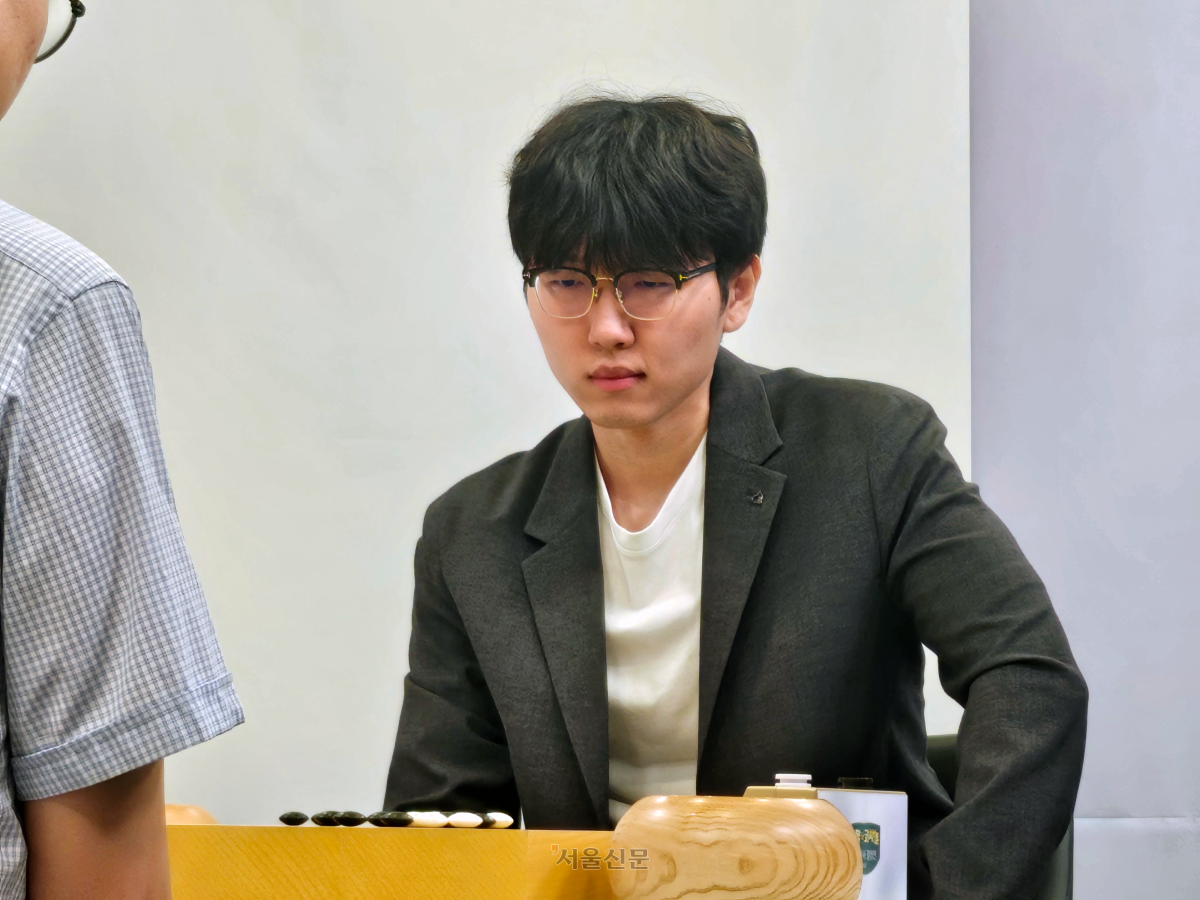 신진서 9단이 23일 경기도 성남시 판교 K바둑 스튜디오에서 열린 제6기 쏘팔코사놀 최고기사 결정전 2국에서 변상일 9단과 승부하고 있다. 2026.6.23 한국기원 제공