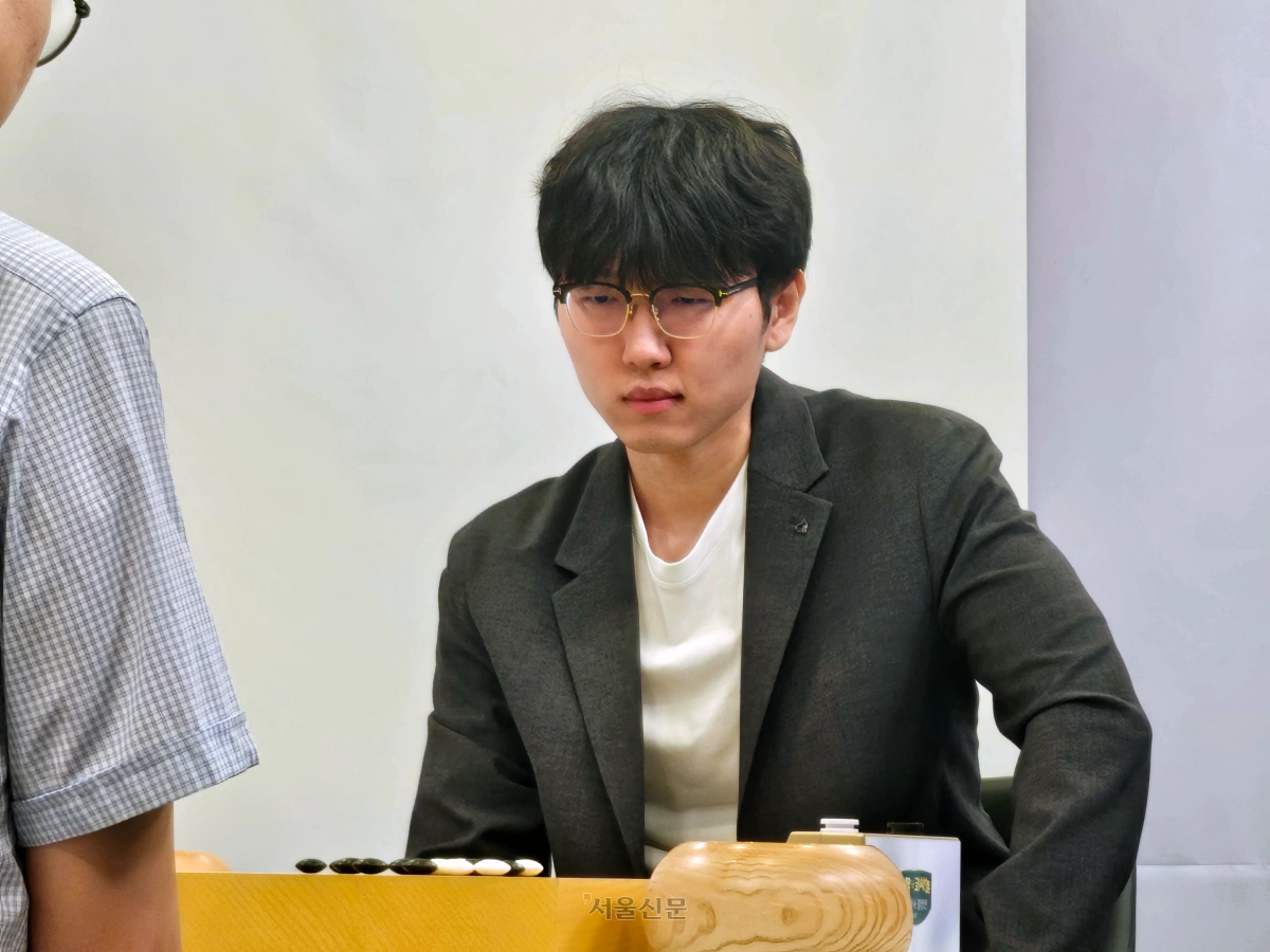 신진서 9단이 23일 경기도 성남시 판교 K바둑 스튜디오에서 열린 제6기 쏘팔코사놀 최고기사 결정전 2국에서 변상일 9단과 승부하고 있다. 2026.6.23 한국기원 제공