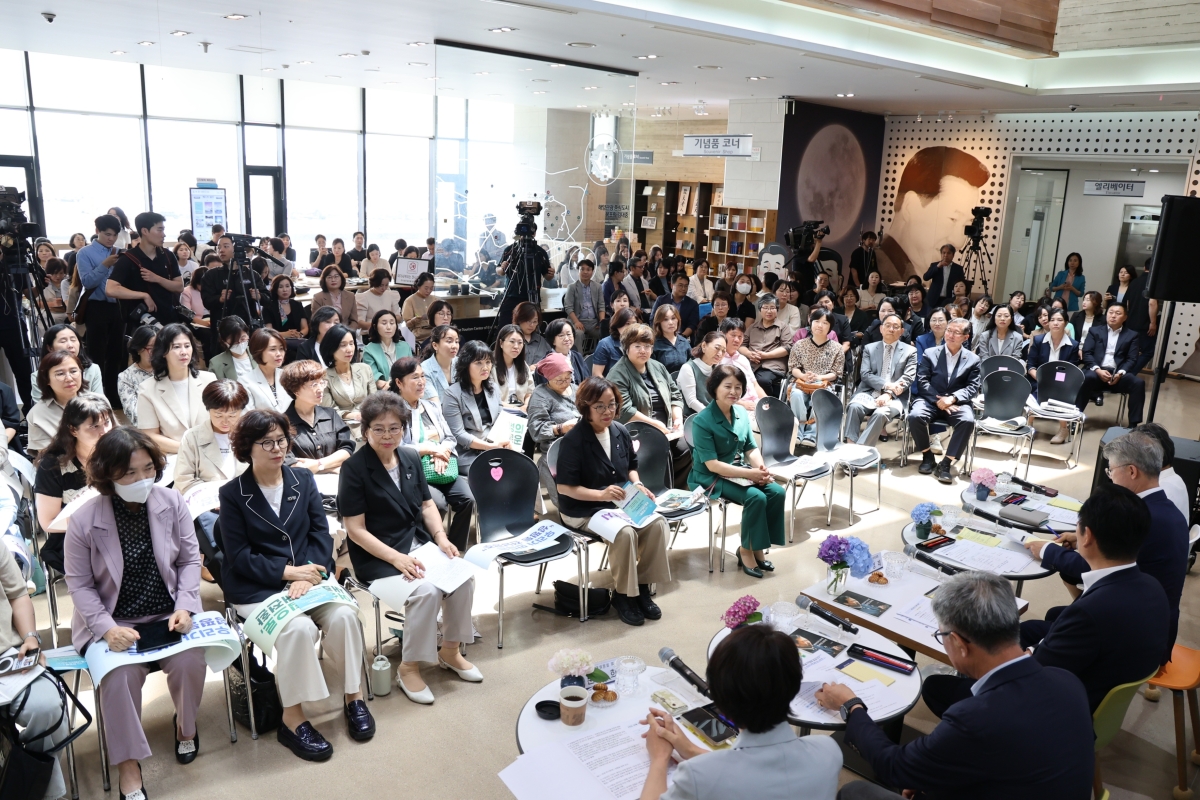 민형배 전남광주통합특별시장 당선인의 ‘시민 민형배가 특별시민에게 듣습니다’ 정책공론회가 23일 목포에서 ‘여성 정책’을 주제로 열렸다. 전남광주대전환기획위 제공