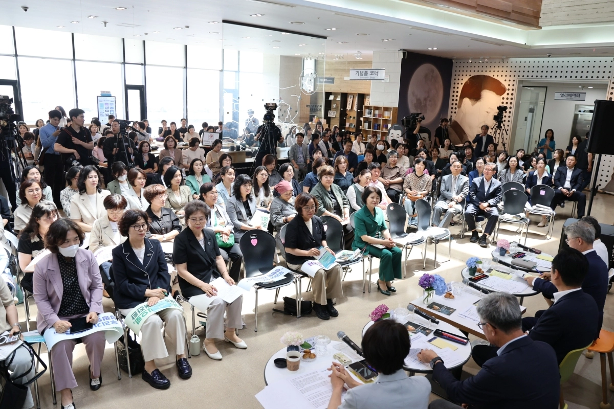 민형배 전남광주통합특별시장 당선인의 ‘시민 민형배가 특별시민에게 듣습니다’ 정책공론회가 23일 목포에서 ‘여성 정책’을 주제로 열렸다. 전남광주대전환기획위 제공