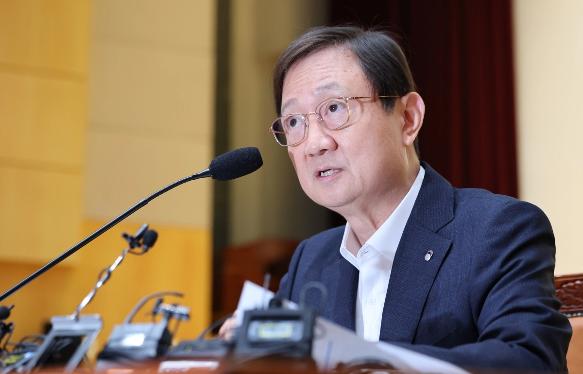 이찬진 금융감독원장이 22일 간담회에서 단일 종목 레버리지 상장지수펀드(ETF)에 대해 뒤늦게 자기반성의 메시지를 냈다. 그는 “증권사만 배불리는 결과를 초래하고 있다”며 증시 변동성 완화 방안을 검토하겠다고 밝혔다.