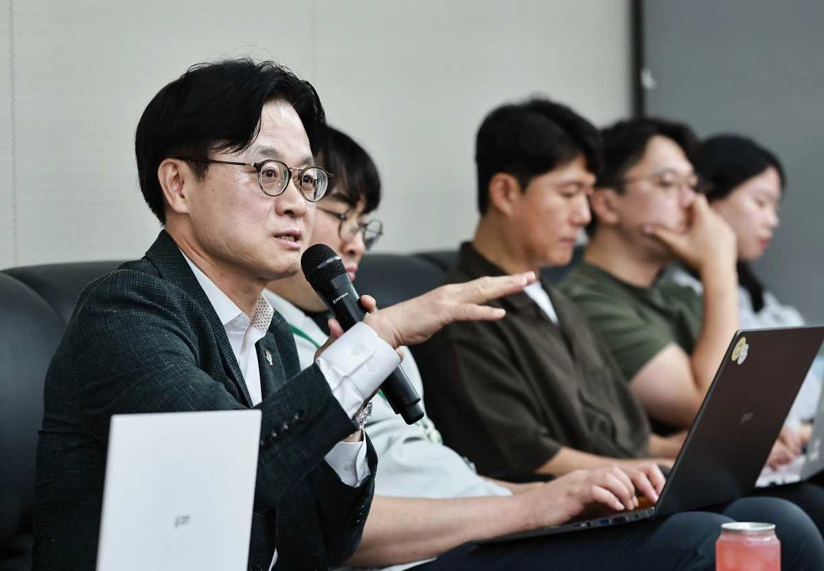 김정관 산업통상부 장관이 22일 정부세종청사 산업부 기자실에서 기자간담회를 하고 있다. 산업통상부 제공