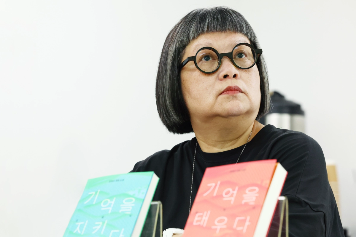 소설가 찬와이가 서울 중구의 한 호텔에서 23일 열린 연작 소설 ‘기억을 지키다’·‘기억을 태우다’ 한국어 출간 기자간담회에서 생각에 잠겨 있다. 연합뉴스
