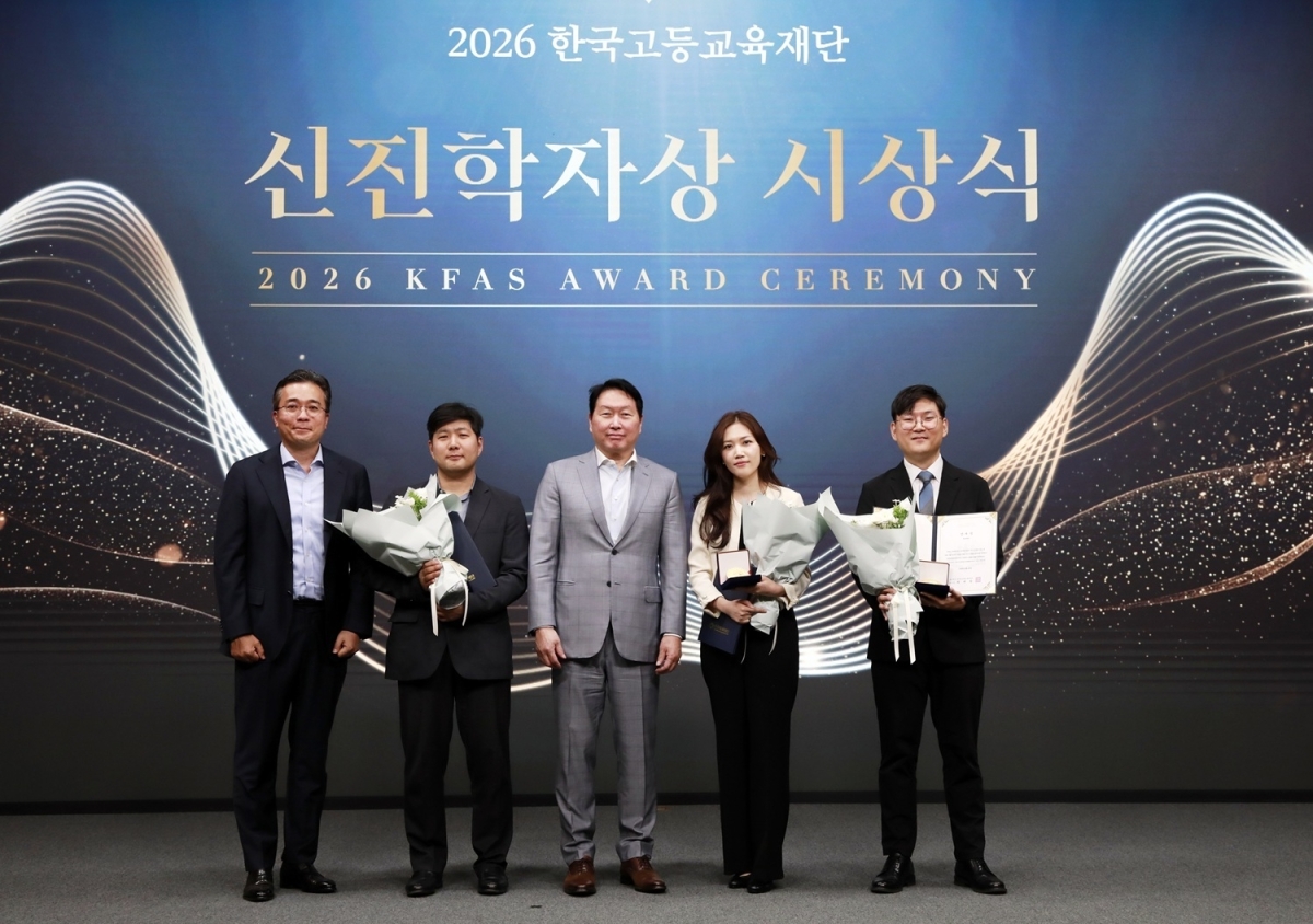 최태원(가운데) SK그룹 회장 겸 한국고등교육재단 이사장이 지난 22일 서울 강남구 한국고등교육재단 빌딩에서 열린 신진학자상·해외유학장학증서 수여식에서 수상자들과 기념촬영을 하고 있다. SK수펙스추구협의회 제공