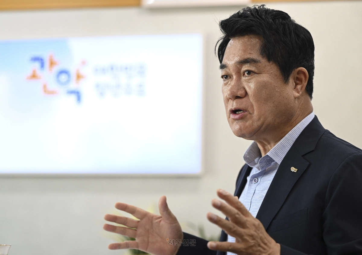 헌정 사상 기초단체장으로는 처음으로 관악에서 3선에 성공한 박준희 서울 관악구청장이 23일 집무실에서 진행한 인터뷰에서 민선 9기 구정 철학을 상세하게 설명하고 있다. 박 구청장은 “막중한 사명감을 갖고 중단 없는 관악의 발전을 완성하겠다”고 다짐했다. 이지훈 기자