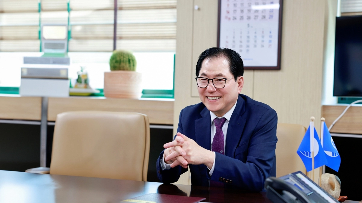 신우철 전남 완도군수가 23일 서울신문과의 인터뷰에서 “해조류 산업과 해양치유 시설을 기반으로 완도형 바다연금 사업을 완성하겠다”고 밝히고 있다. 완도군 제공