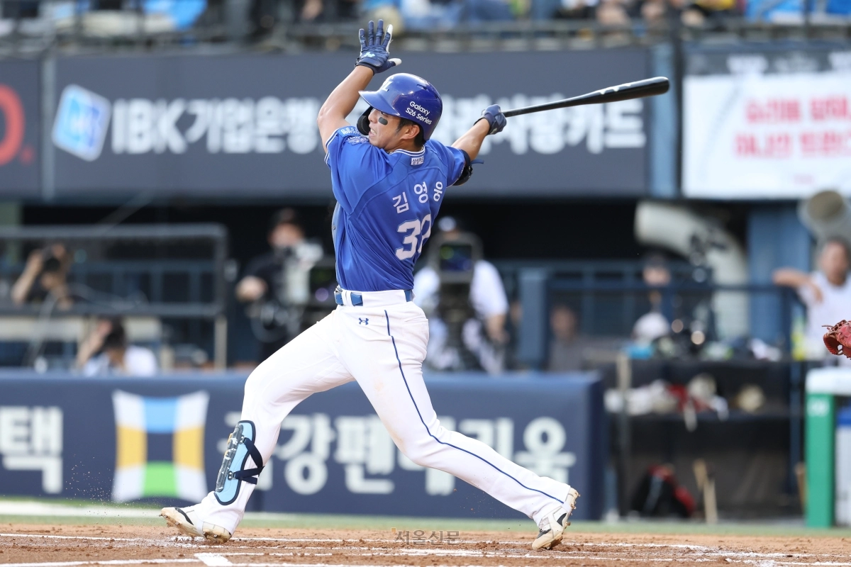 삼성 라이온즈 김영웅이 23일 서울 잠실구장에서 열린 LG 트윈스와 삼성의 경기에서 3회초 안타를 날리고 있다. 2026.6.23 삼성 라이온즈 제공