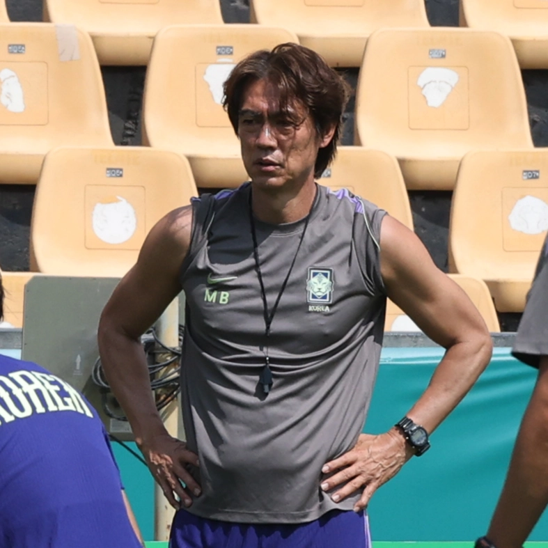 홍명보 축구대표팀 감독이 2026 북중미월드컵 조별리그 3차전 남아프리카공화국과의 경기를 앞둔 24일(한국시간) 멕시코 몬테레이 에스타디오 우니베르시타리오에서 선수들의 훈련을 지켜보고 있다 2026.6.24 몬테레이 연합뉴스