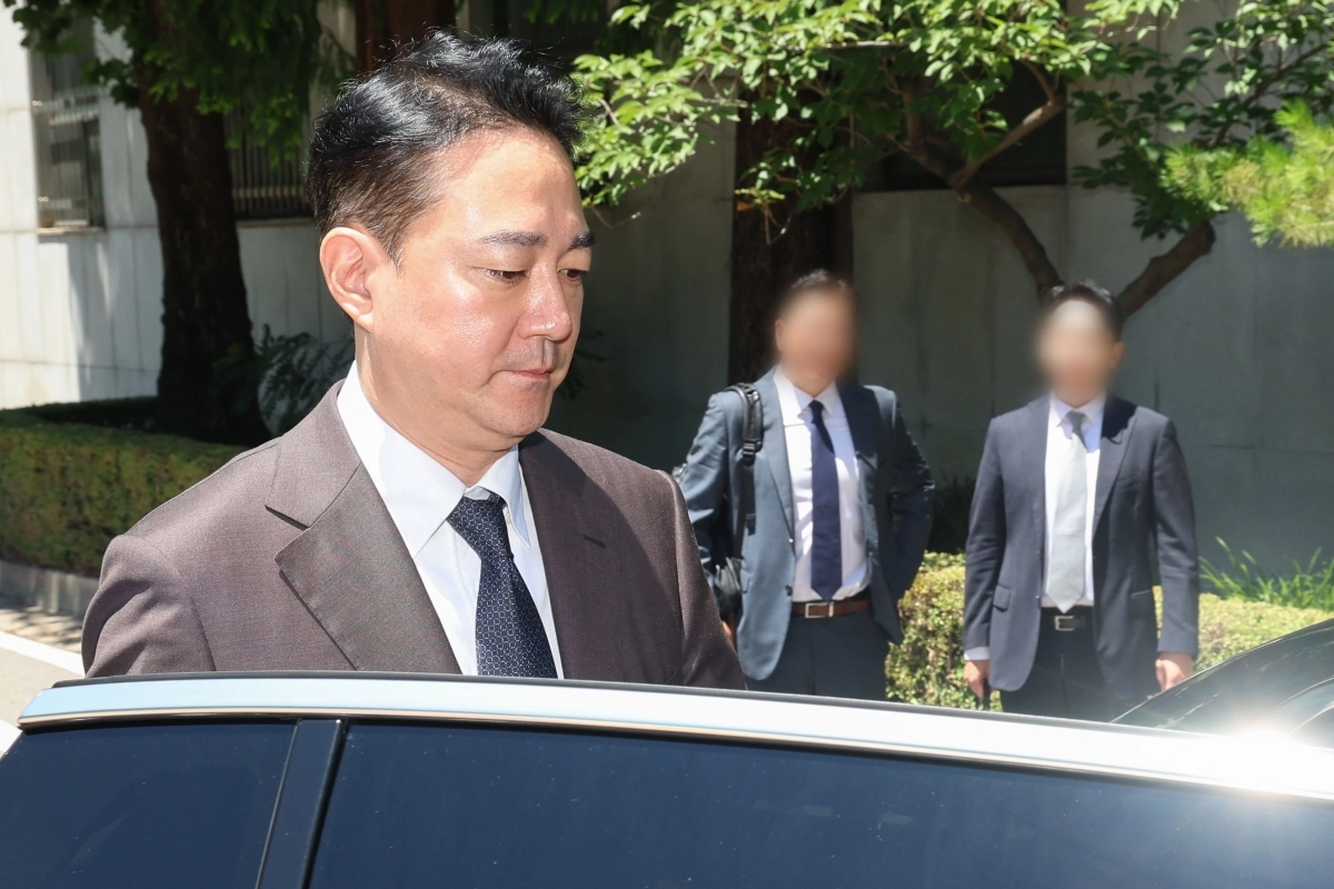 홍정도 중앙그룹 부회장이 JTBC 등 중앙그룹 계열사 5곳에 대한 대표자 심문 기일이 열린 23일 서울 서초구 서울회생법원에서 열린 기업회생신청 대표자 심문을 마친 뒤 이동하고 있다. 2026.6.23 연합뉴스