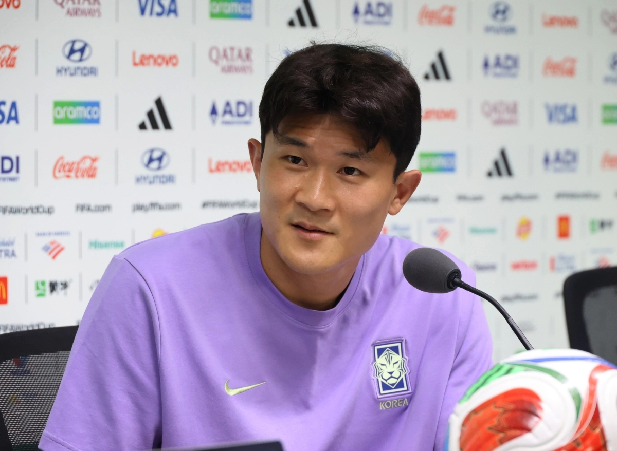 질문에 답하는 김민재
