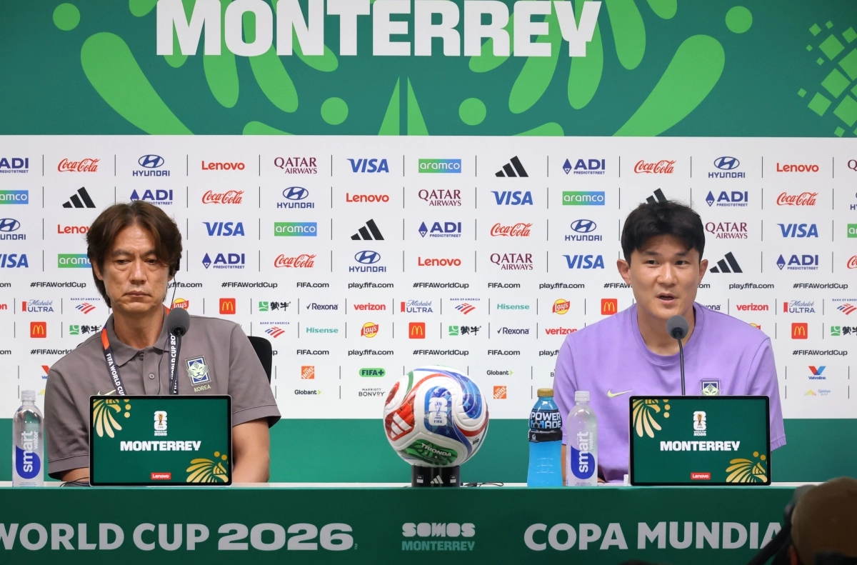 2026 북중미 월드컵에서 남아프리카공화국과 조별리그 3차전을 앞둔 한국 축구국가대표팀의 김민재가 23일(현지시간) 멕시코 몬테레이 에스타디오 BBVA에서 열린 공식 기자회견에서 질문에 답하고 있다. 과달루페 연합뉴스