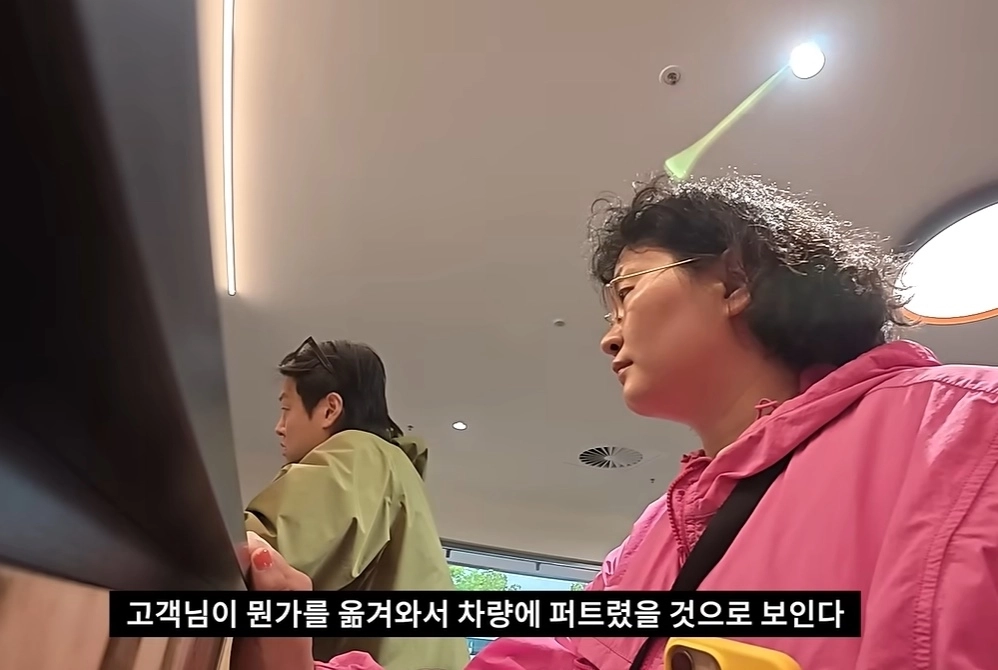 유명 여행 유튜버 원지(오른쪽)와 채코제(왼쪽), 캡틴따거가 호주 시드니에서 캠핑카 여행을 하다 캠핑카 내부에서 빈대가 발견됐는데, 문제를 해결하기 위해 찾아간 캠핑카 대여 업체에서 인종차별적인 발언을 들었다. 자료 : 유튜브 ‘원지의하루’