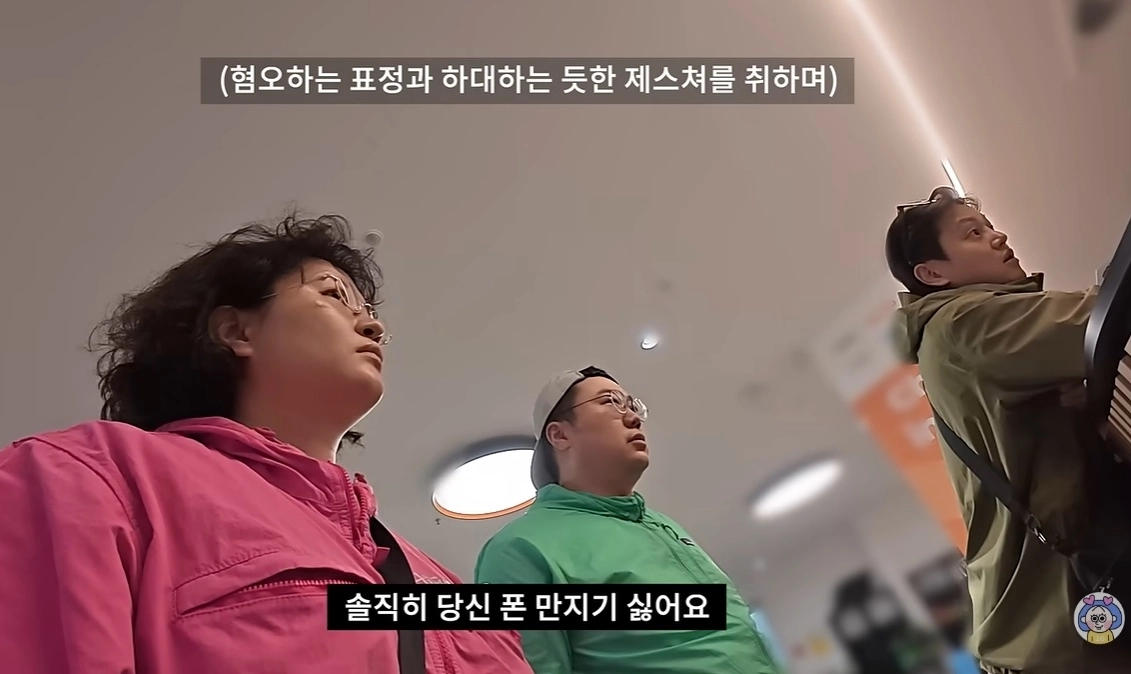 유명 여행 유튜버 원지(왼쪽부터)와 캡틴따거, 채코제가 호주 시드니에서 캠핑카 여행을 하다 캠핑카 내부에서 빈대가 발견됐는데, 문제를 해결하기 위해 찾아간 캠핑카 대여 업체에서 인종차별적인 발언을 들었다. 자료 : 유튜브 ‘원지의하루’
