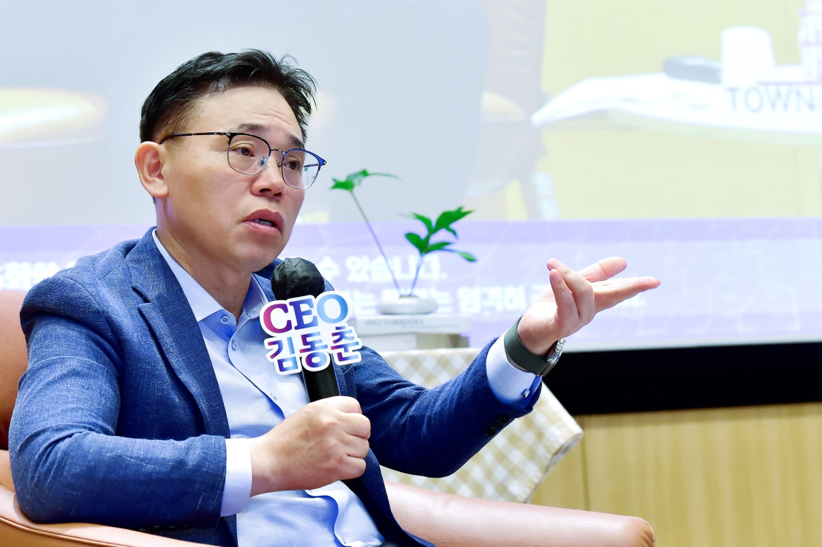 김동춘 LG화학 사장이 22일 타운홀 미팅에서 반도체, 모빌리티·로봇 등 미래 핵심 사업 육성 전략을 설명하고 있다. LG화학 제공