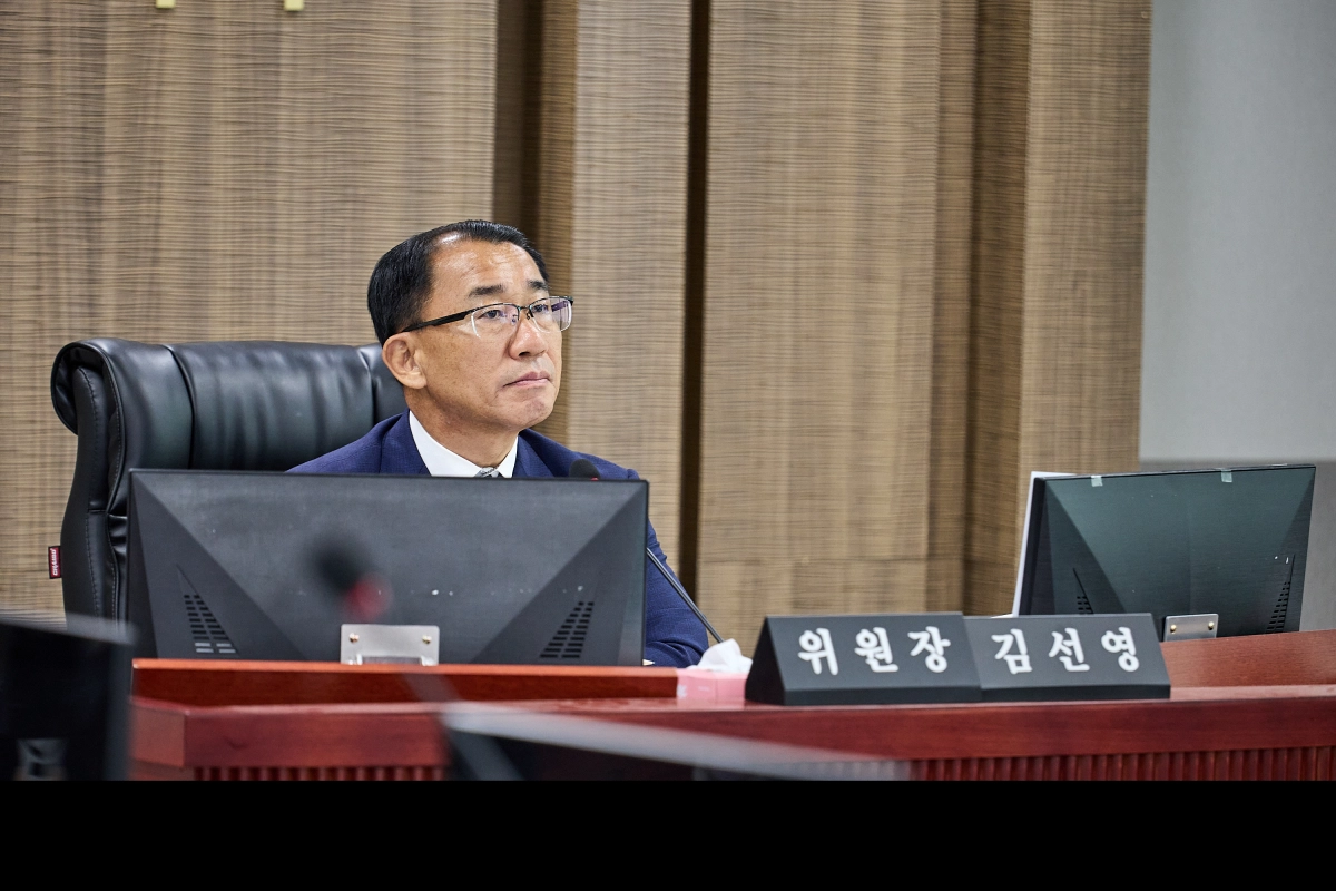▲ 김선영 의원이 제391회 정례회 결산 심사에서 도시주택실 관계자들에게 주거복지 정책의 실효성 제고와 예산 집행률 개선을 촉구하고 있다. (사진=경기도의회)
