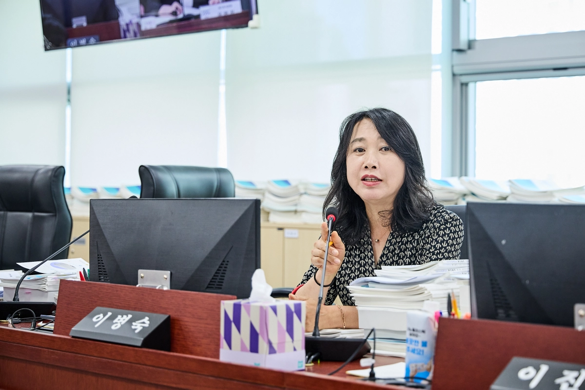 ▲ 이병숙 의원이 제391회 정례회 결산 심사에서 경기도평생교육진흥원 관계자들에게 독서 사각지대 해소를 위한 도서택배 및 디지털 독서서비스 확대를 요구하고 있다.(사진=경기도의회)