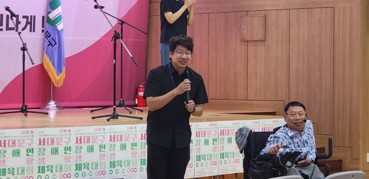 행사 시작 전 인삿말하는 문성호 시의원(왼쪽)과 오문영 서대문구장애인체육회 수석부위원장(오른쪽). 서울시의회 제공