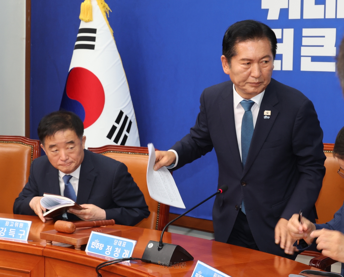 정청래 더불어민주당 대표가 24일 국회에서 열린 최고위원회의에서 대표직 사퇴 의사를 밝힌 뒤 이동하고 있다. 2026.6.24 안주영 전문기자