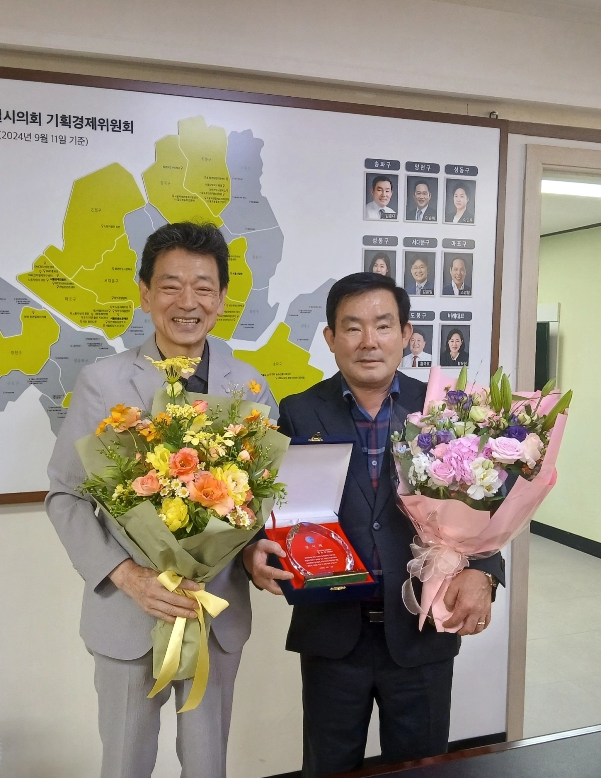 기념촬영하는 김태완 서울시곤충산업연구회 회장(왼쪽)과 임춘대 기획경제위원장. 서울시의회 제공