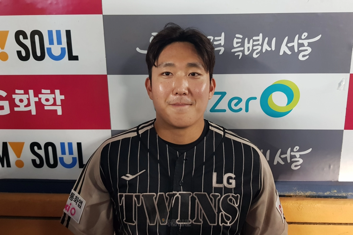 LG 트윈스 마무리 손주영이 23일 서울 잠실구장에서 열린 LG와 삼성 라이온즈의 경기를 마치고 취재진과 인터뷰하고 있다. 2026.6.23 류재민 기자