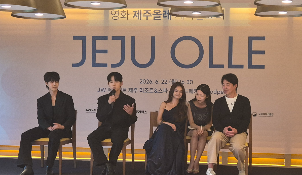 영화제작사 스토리웍스가 지난 22일 제주 JW메리어트 리조트＆스파에서 제주올레를 배경으로 그린 한국과 인도 합작 영화 ‘제주올레’ 제작발표회를 열고 있다. 제주 강동삼 기자