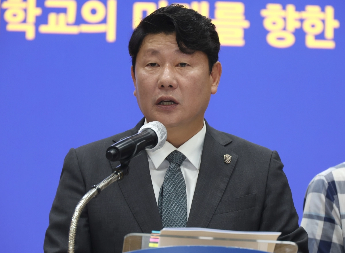 박민원 국립창원대학교 총장이 지난 18일 오전 경남 창원시 의창구 창원캠퍼스 인송홀에서 열린 기자회견에서 기자회견문을 읽고 있다. 2026.6.18. 연합뉴스