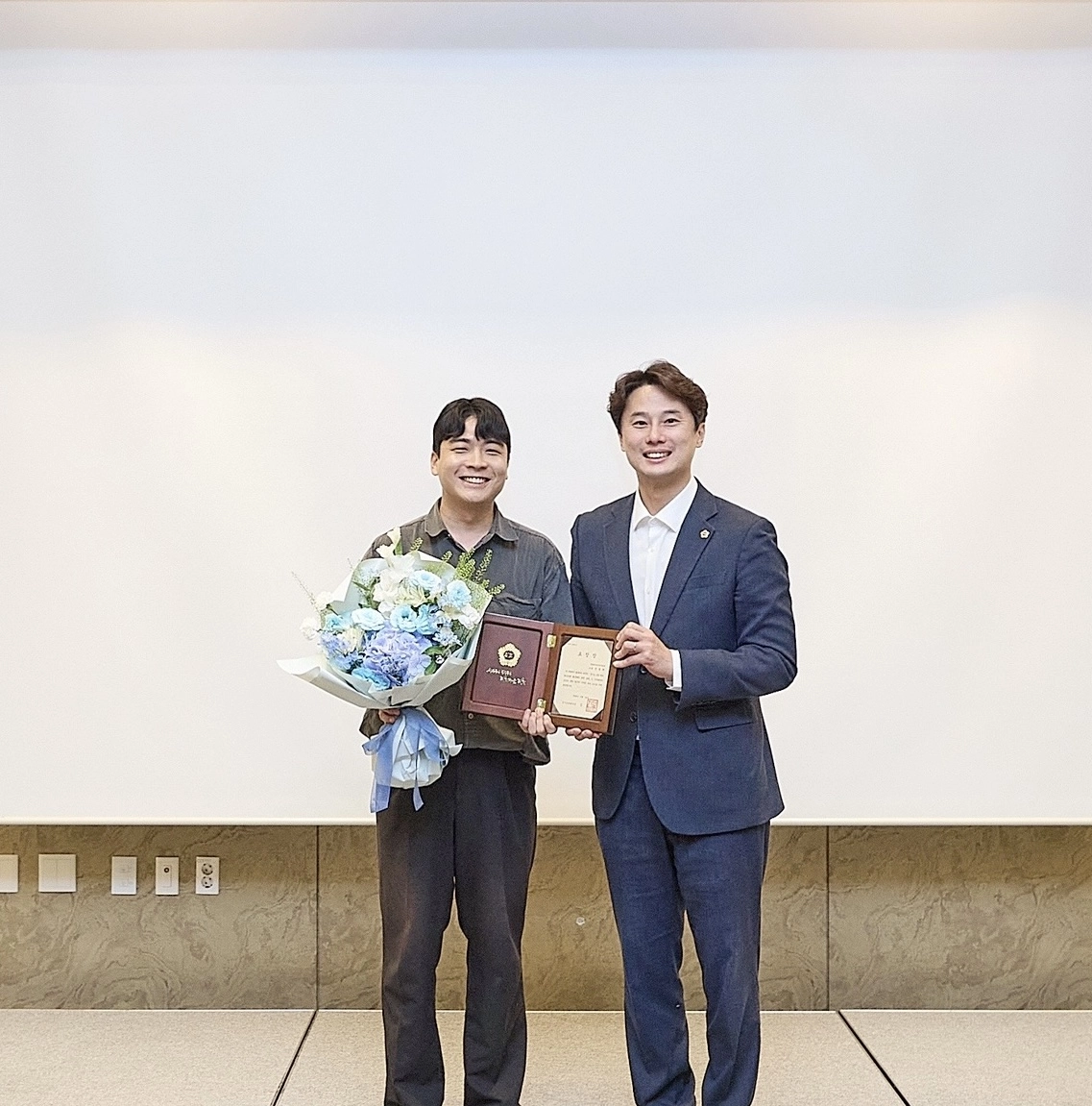 ▲ 정동혁 의원이 ‘2025년도 경기도의회 우수조례상’을 수상한 후 기념촬영을 하고 있다. (사진=경기도의회)