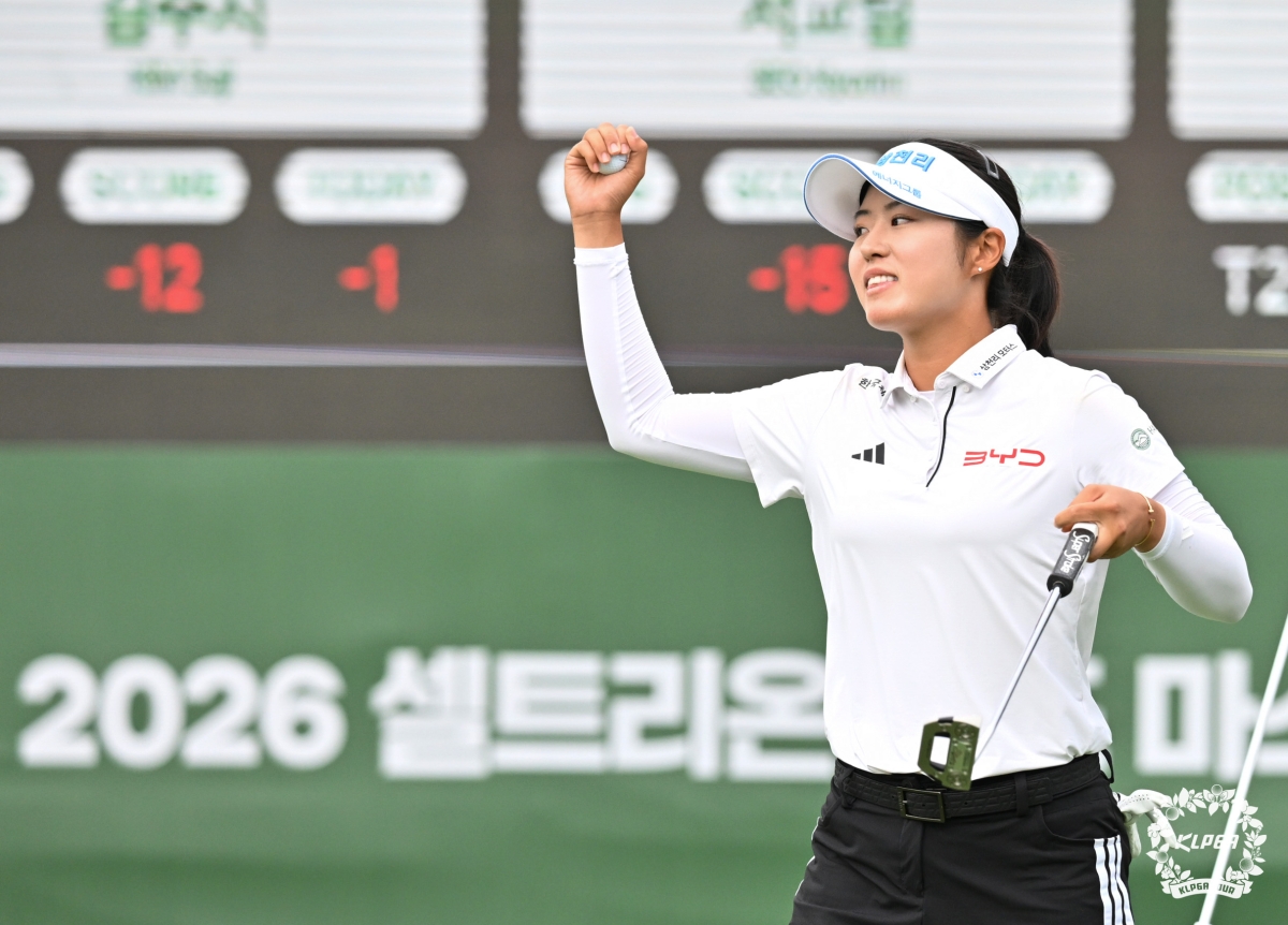 서교림이 지난 7일 강원 원주시 성문안CC에서 열린 셀트리온 퀸즈 마스터즈 최종 라운드 18번 홀에서 우승을 확정 짓는 퍼트를 성공시키고 주먹을 불끈 쥐어 보이고 있다.  KLPGA 제공
