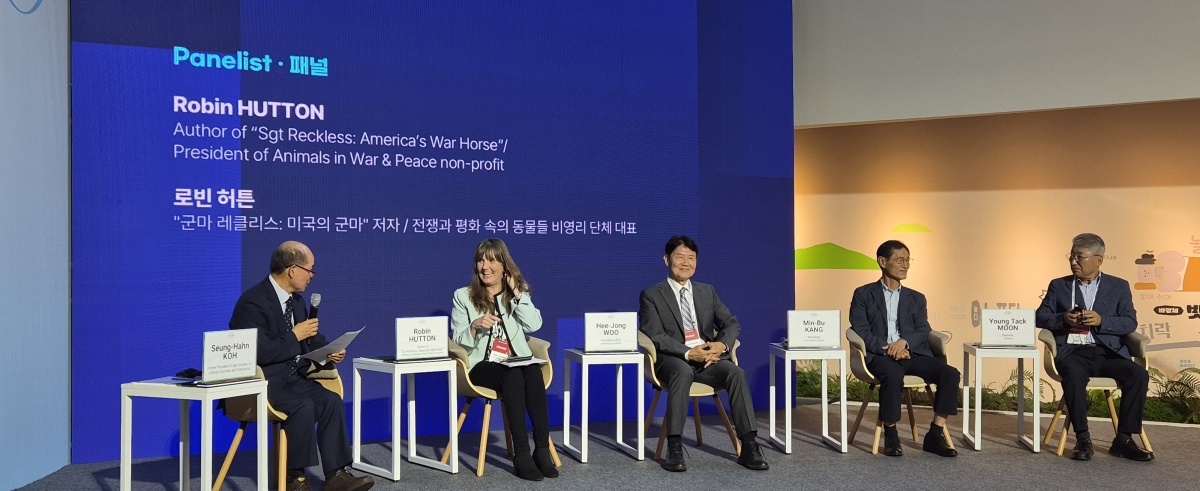 24일 제주돌문화공원에서 열린 21회 제주포럼 레클리스 특별세션에서 패널 고승한 전 제주평생교육장학진흥원장, 레클리스 저자 로빈 허튼, 우희종 한국마사회장, 강민부 제주콘텐츠진흥원장, 문영택 사단법인 질토레비 이사장 등이 나와 레클리스가 전하는 글로벌 협력 메시지를 나누고 있다. 제주 강동삼 기자