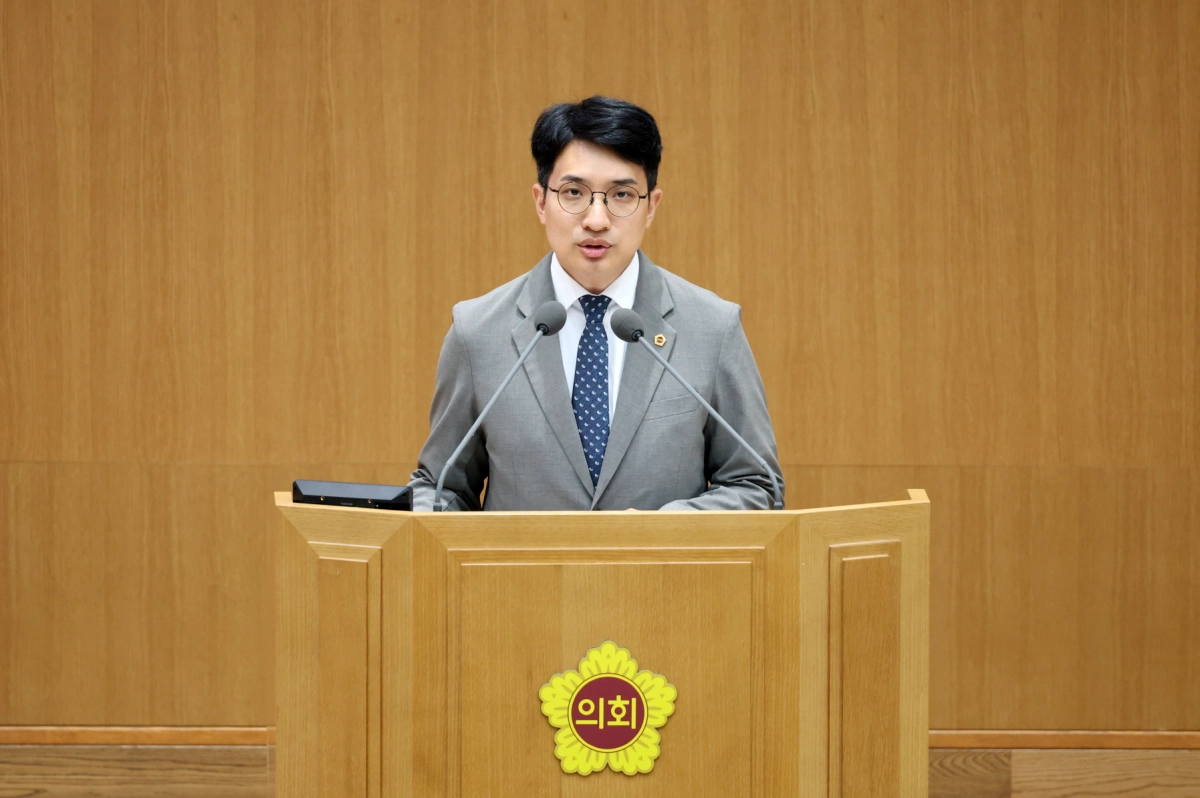 ▲ 장민수 의원이 대표 발의한 ‘경기도 청년 기본 조례 일부개정조례안’에 대해 제안설명을 하고 있다.(사진=경기도의회)