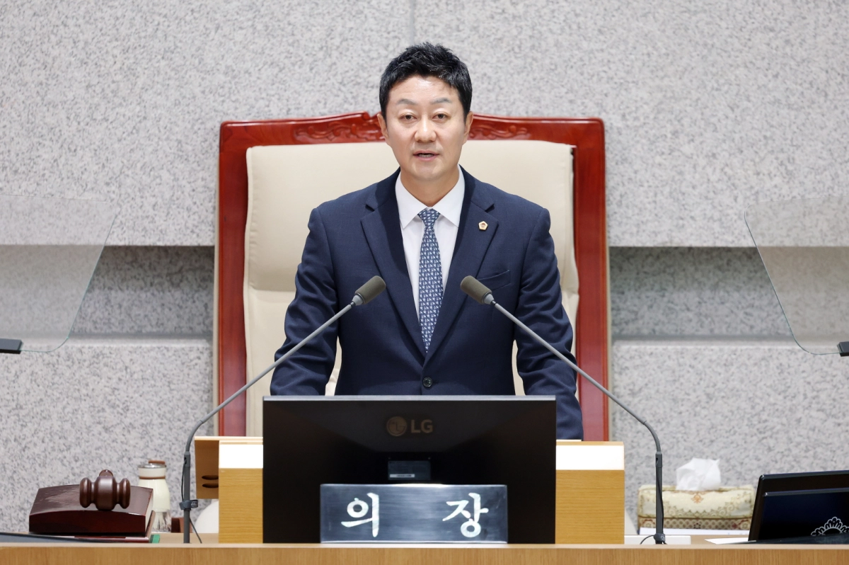 ▲ 김진경 의장이 본회의장 단상에서 제11대 의회를 마무리하며 도민 및 동료 의원들과 집행부에 감사의 인사를 전하고 있다.(사진=경기도의회)