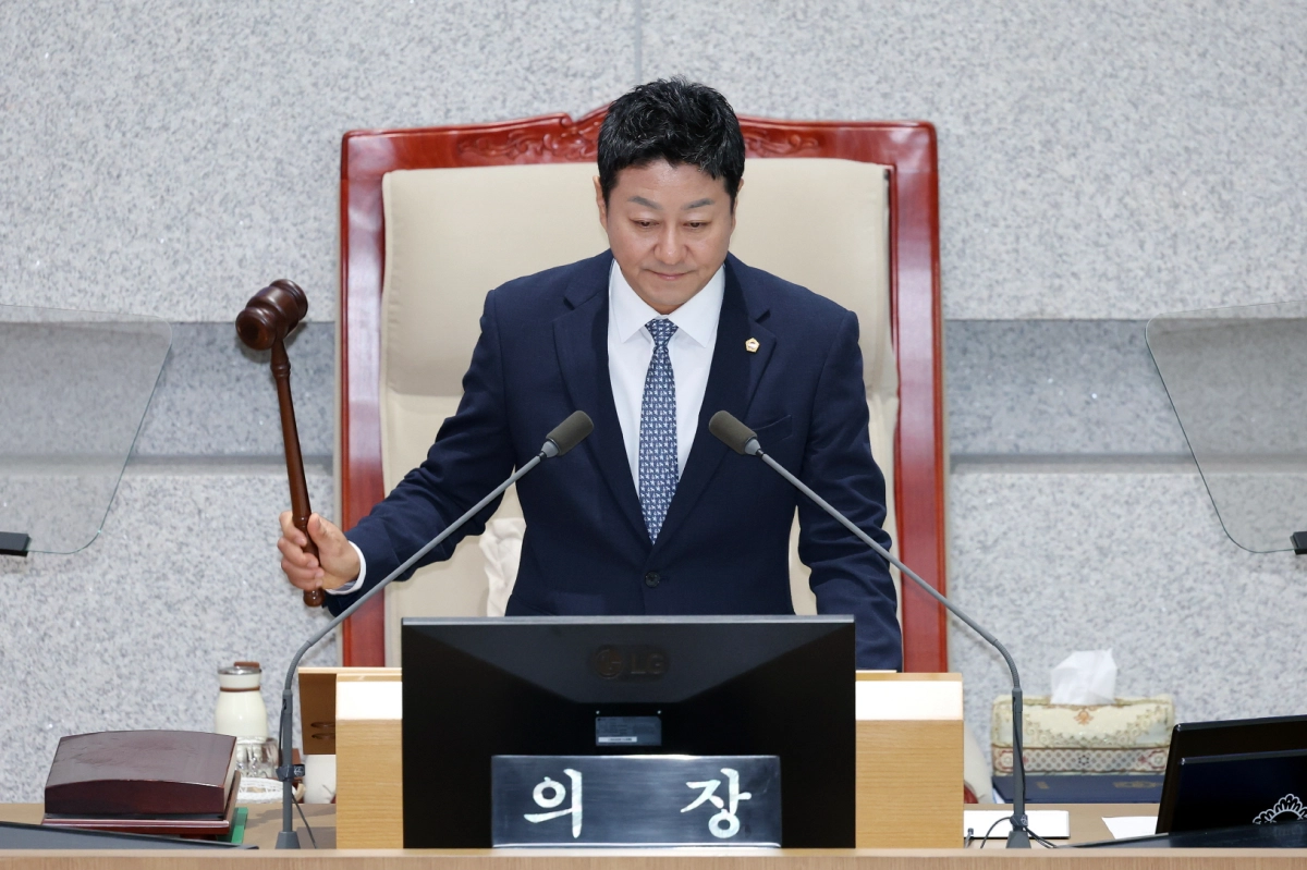 ▲ 김진경 의장이 제391회 정례회 제2차 본회의를 주재하며 공식 의사일정의 마무리를 알리는 의사봉을 두드리고 있다.(사진=경기도의회)
