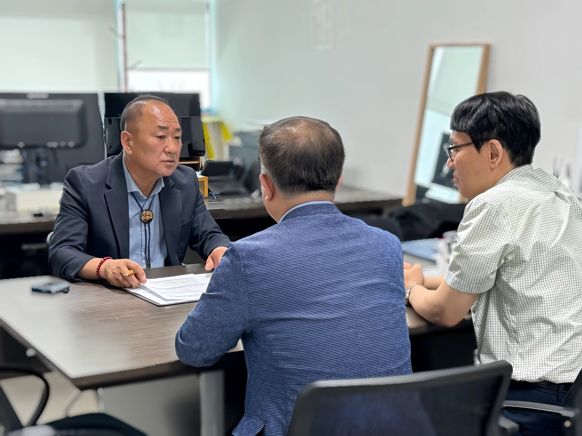 ▲ 이영희 의원이 경기도교육청 학교공간조성과 관계자들과 함께 자리를 갖고 ‘경기형 공간재구조화사업’의 선제적 검토 사항과 용인 모현고 신설 등 지역 교육 현안을 논의하고 있다.(사진=경기도의회)