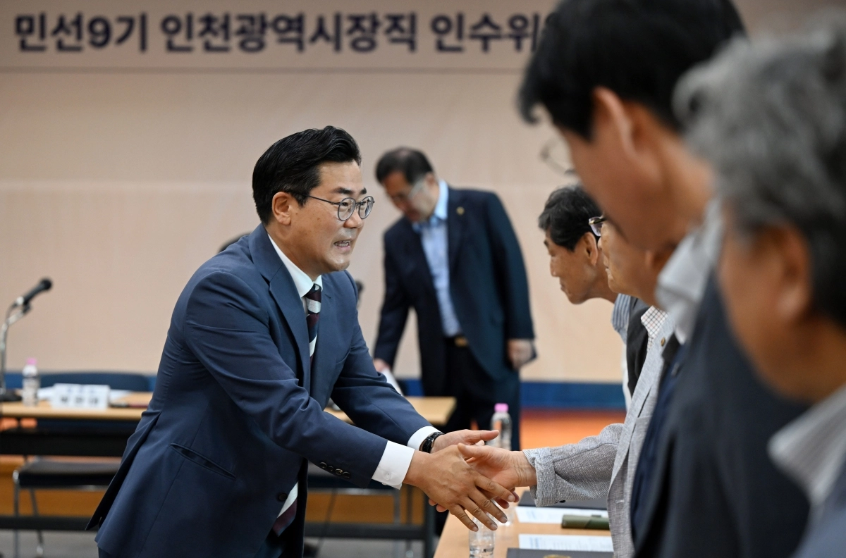 박찬대 인천시장 당선인이 인수위원들과 인사하고 있다. 인수위 제공