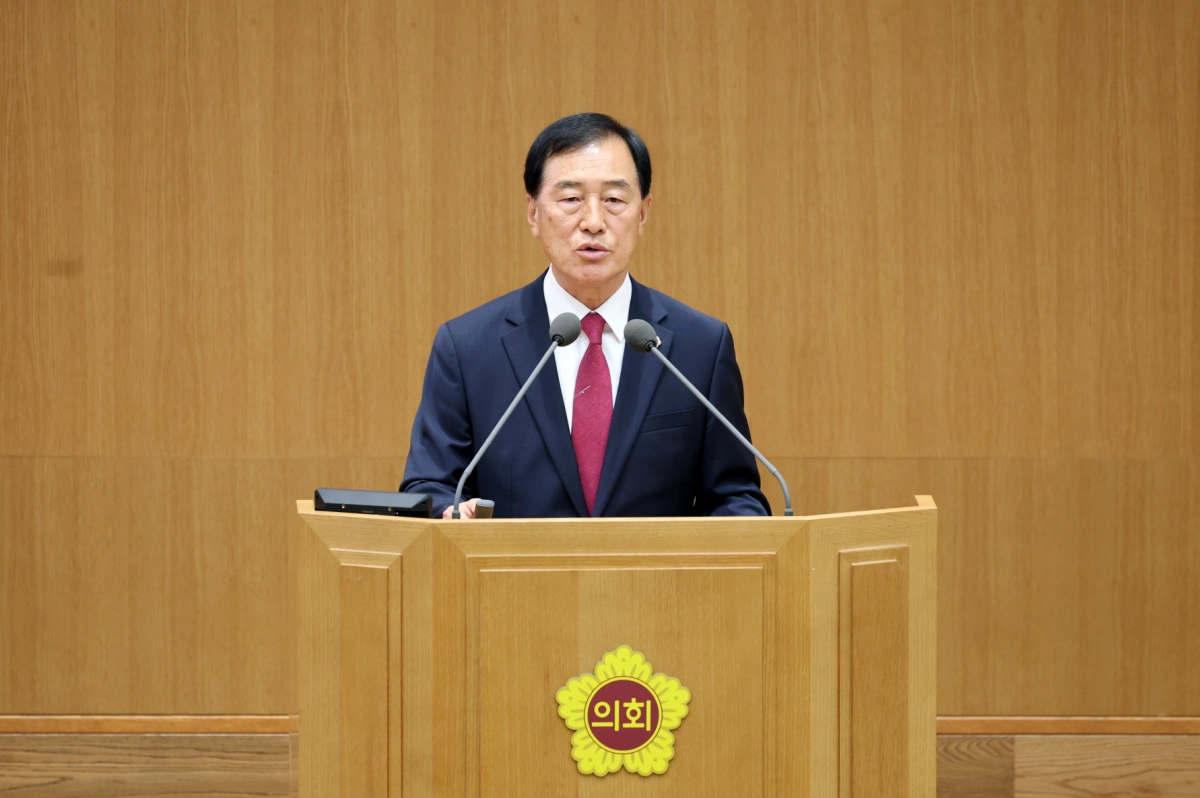▲ 이제영 의원이 제391회 정례회 제2차 본회의에서 대표 발의한 ‘경기도 반도체 메가 클러스터 지원 조례안’의 취지와 경기 남부 반도체 수호의 당위성을 설명하고 있다.(사진=경기도의회)