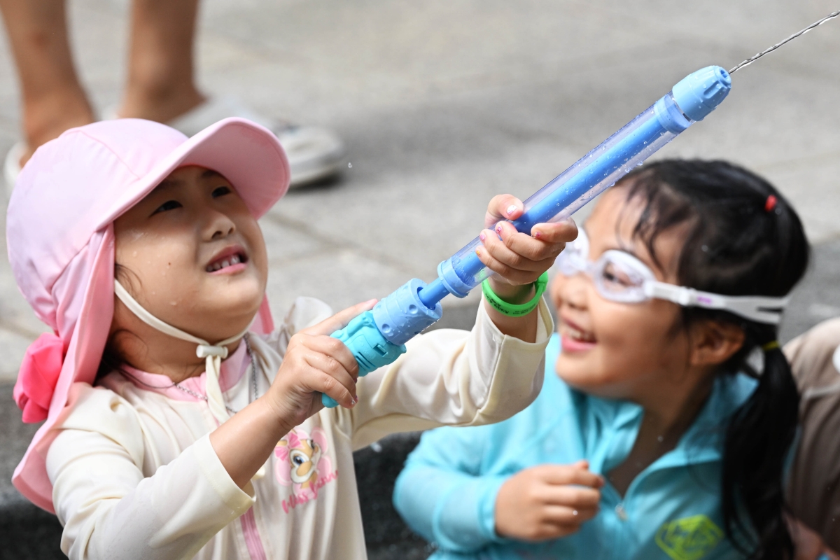 24일 서울 송파구 성내천 물놀이장 개장식을 찾은 어린이들이 물총놀이를 하고 있다. 2026.6.24 홍윤기 기자