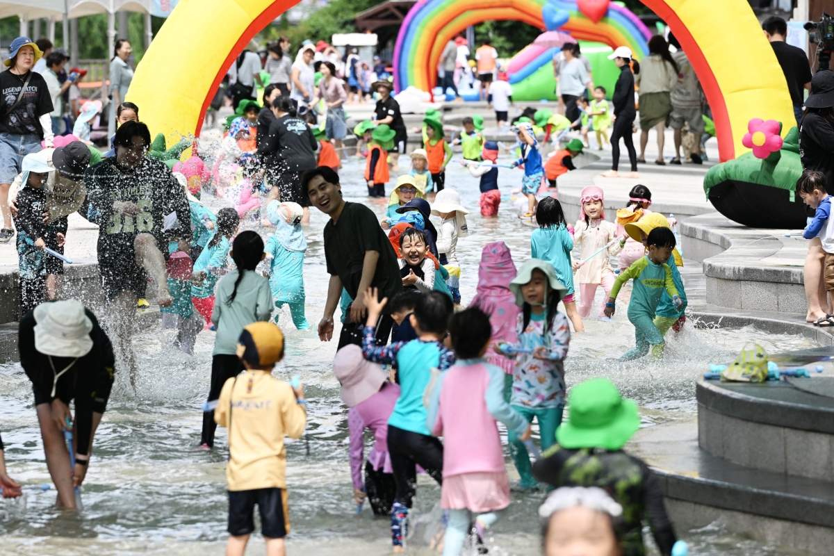 24일 서울 송파구 성내천 물놀이장 개장식을 찾은 어린이들이 물총놀이를 하고 있다. 2026.6.24 홍윤기 기자