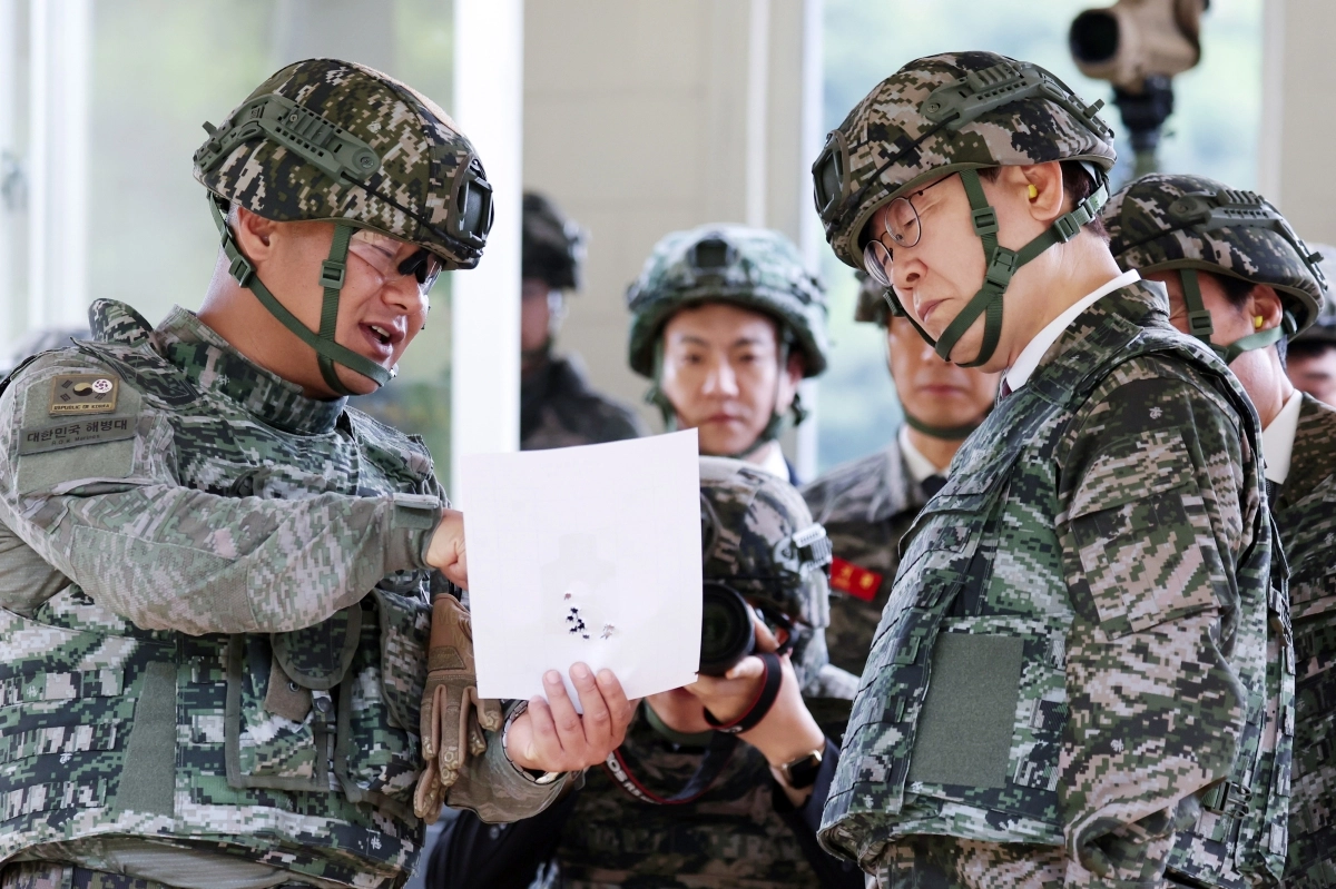 사격 표적지 확인하는 이재명 대통령