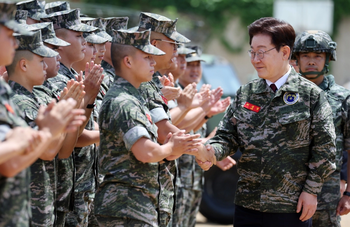 해병 장병들과 인사하는 이재명 대통령