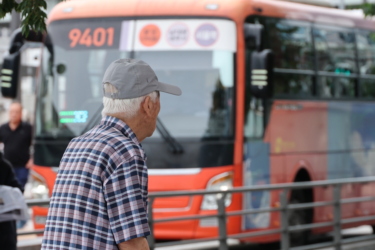 한 어르신이 24일 서울역버스환승센터에서 버스를 기다리고 있다. 이날 서울시의회는 본회의에서 ‘서울시 어르신 교통비 지원 조례안’을 통과시켰다.