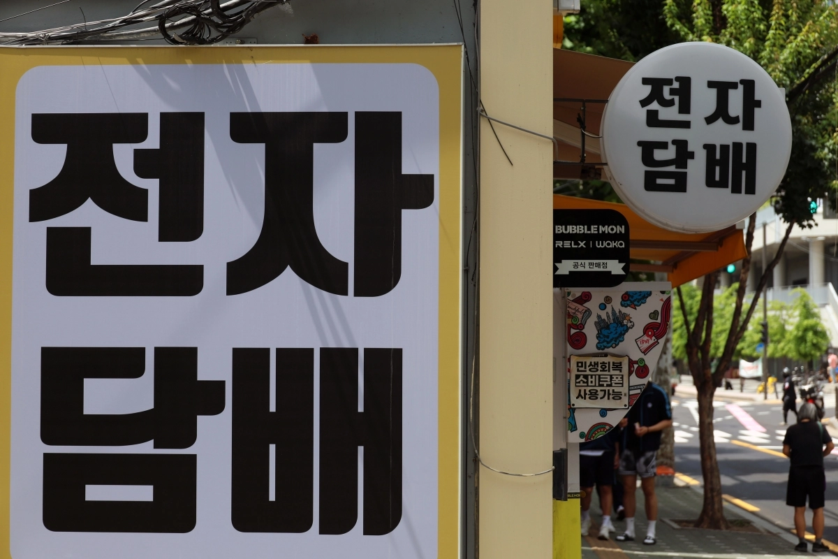 사진은 24일 서울의 한 액상 및 전자담배 판매점 모습. 뉴시스