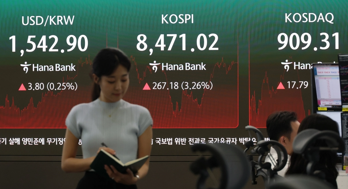 24일 서울 중구 하나은행 딜링룸 현황판에 8400선을 회복한 코스피·코스닥 종가가 표시돼있다. 2026.6.24. 연합뉴스