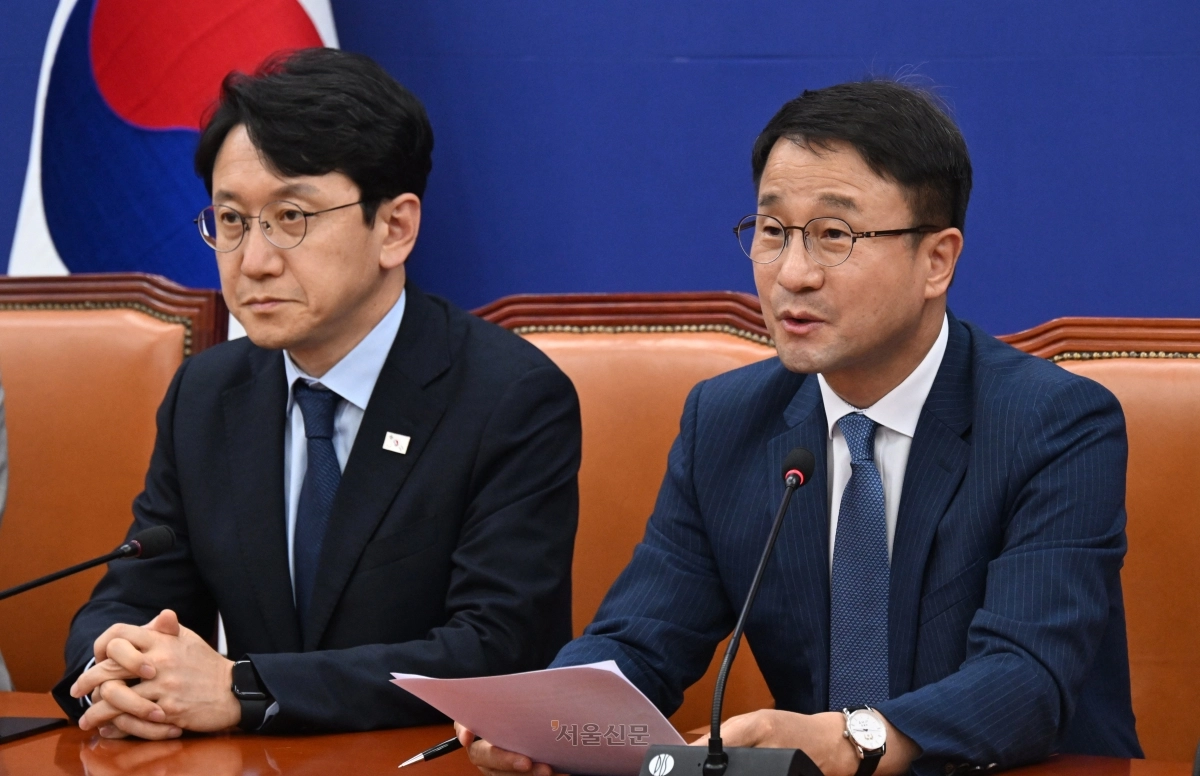 한병도(오른쪽) 더불어민주당 원내대표가 24일 국회에서 현안 관련 긴급 기자간담회을 열고 있다. 왼쪽은 천준호 원내운영수석부대표. 2026.6.24. 안주영 전문기자