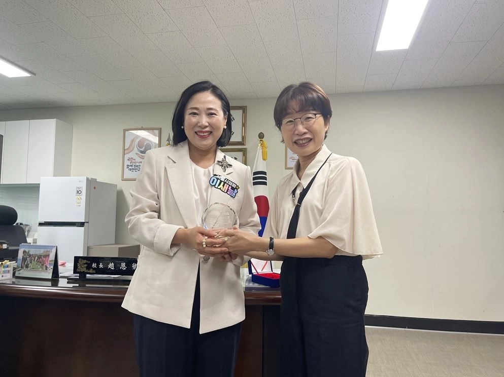지난 23일 압구정고등학교로부터 감사패를 받은 이새날 의원이 기념촬영을 하고 있다. 서울시의회 제공